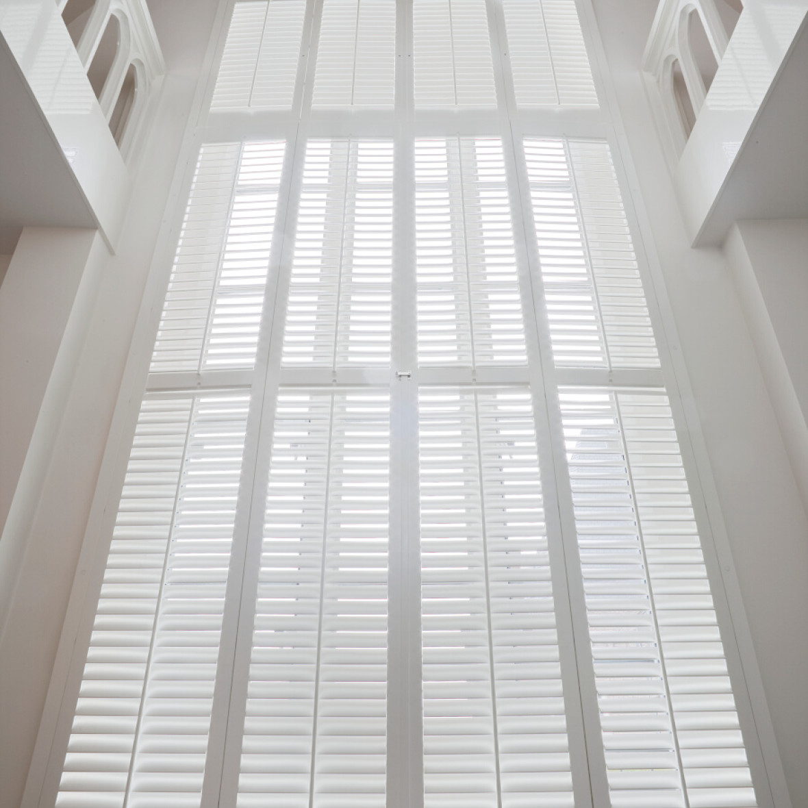  Witte shutters van JASNO voor een raam van 6 meter hoog
