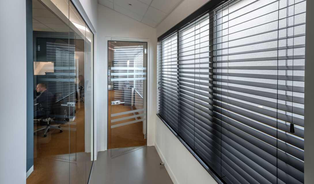 Blinds zwart kantoor