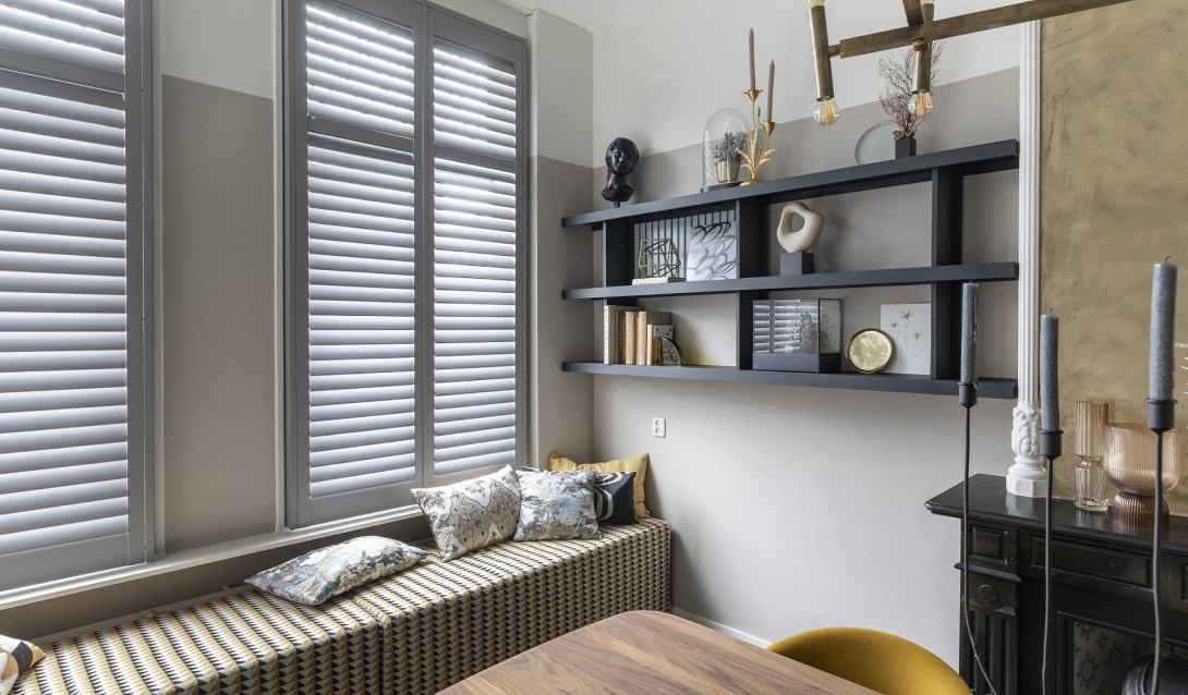 Houten shutters van JASNO in een warm interieur