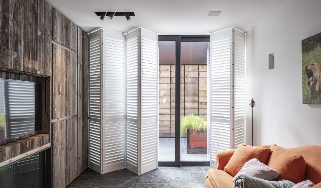 woonkamer witte shutters brugge