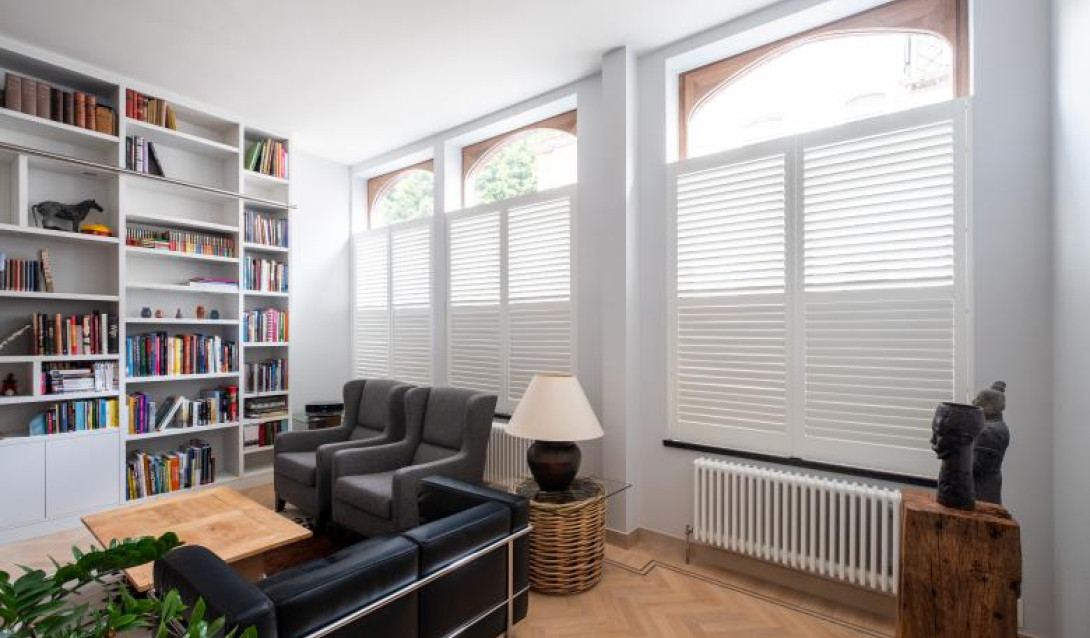 shutters half hoog wit in de woonkamer salon