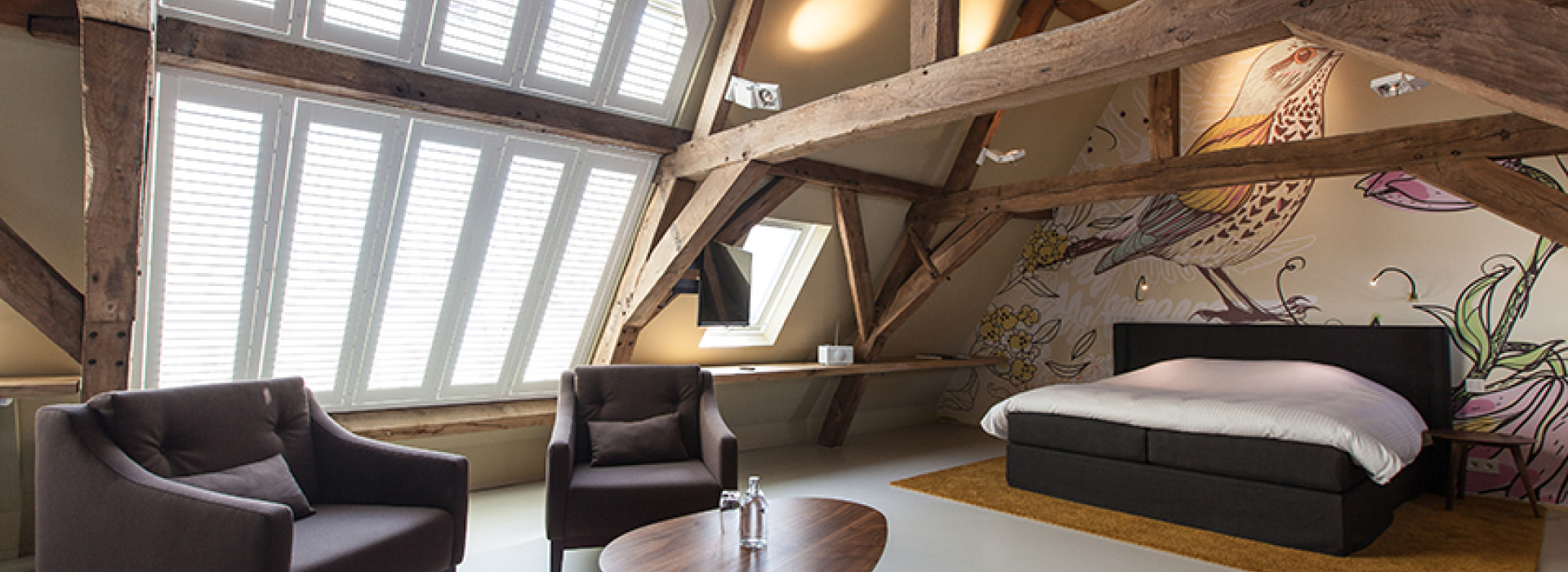 Schuin raam Bruges slaapkamer witte shutters