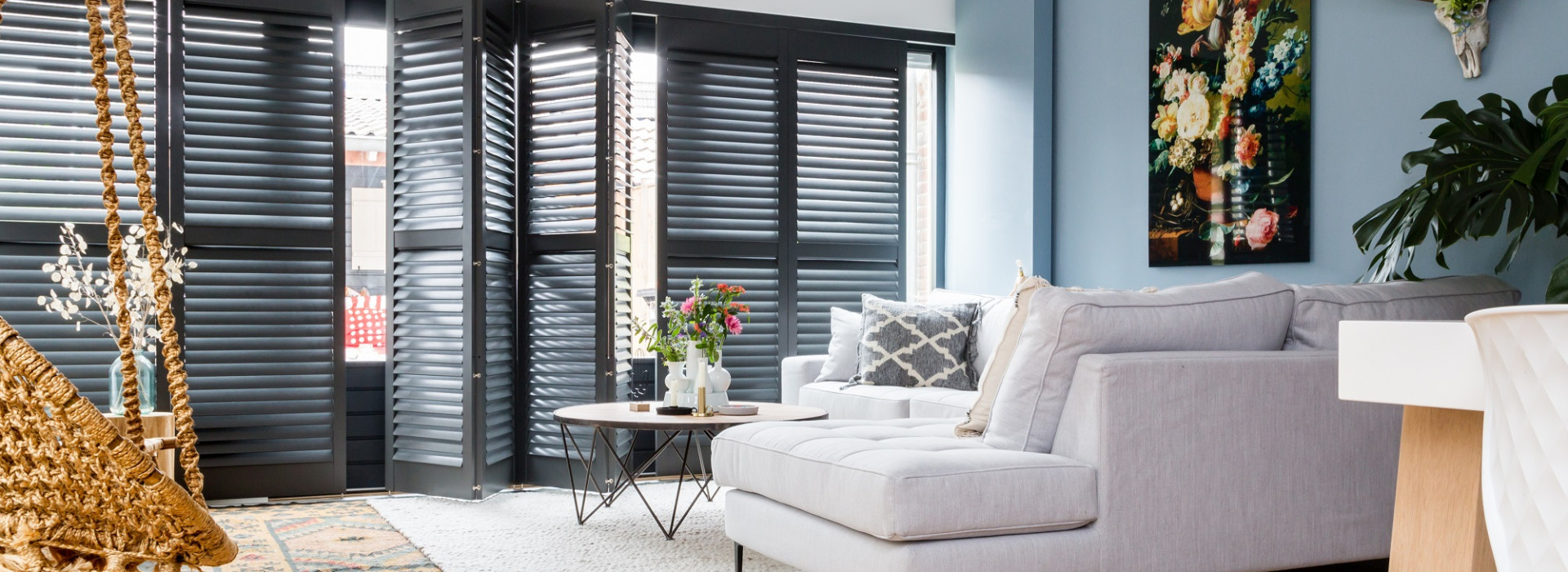 Zwarte shutters rail open Schagen