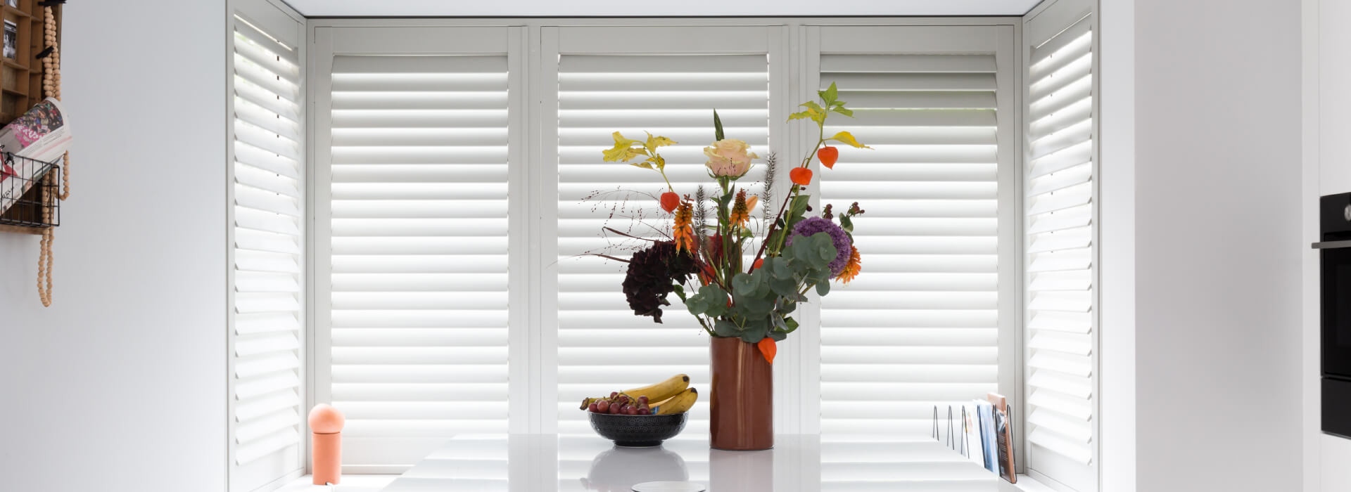 Witte shutters in een keuken in Heemskerk