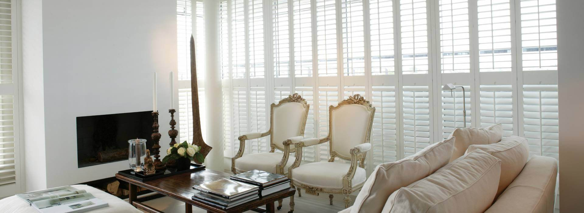 Witte shutters in woonkamer