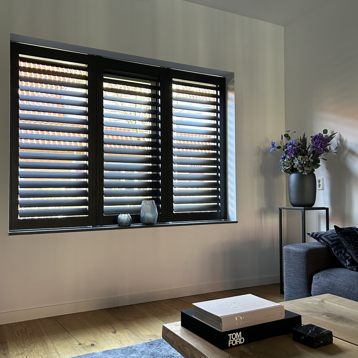 7021Instyle-JASNOshutters-zwart-woonkamer