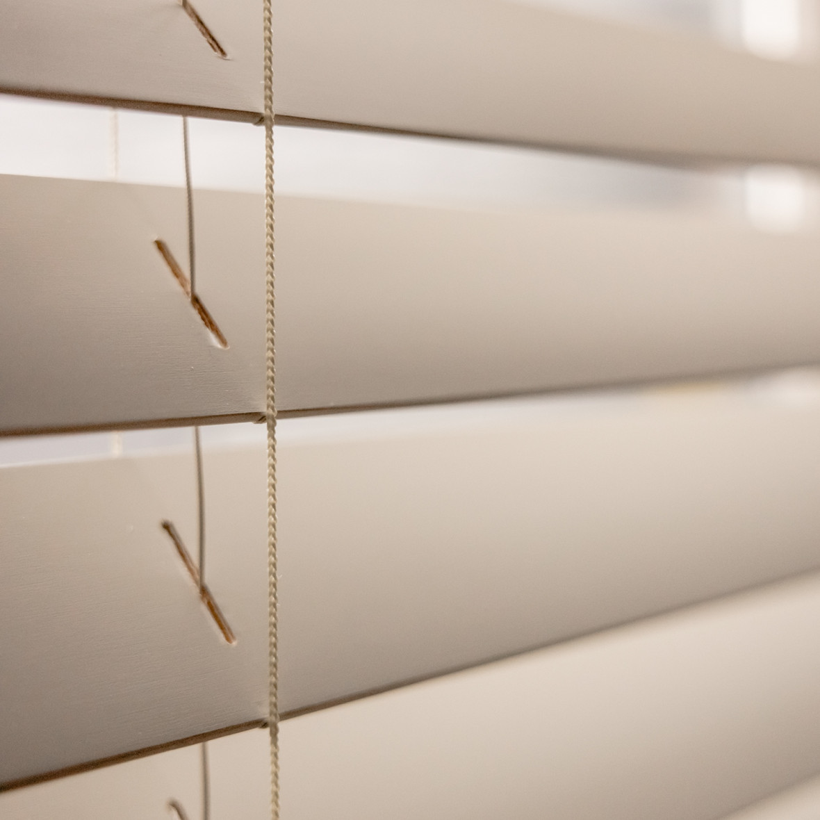 82-vtwonen-Castricum-keuken-jaloezieën-detail-gesloten-creamgrey-0452