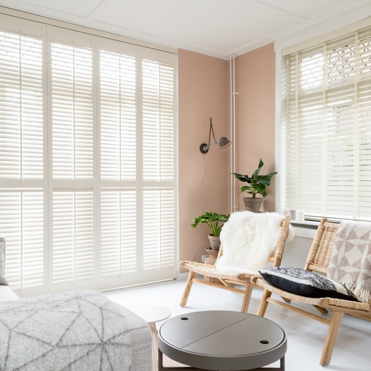 Witte shutters en blinds woonkamer vtwonen Zwolle