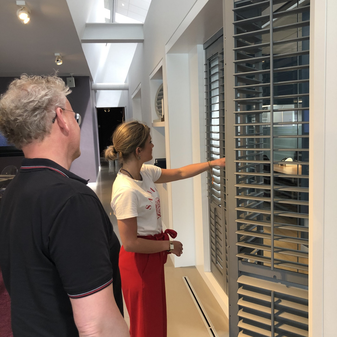 Esmee en Mark in showroom voor shutters (kleiner)