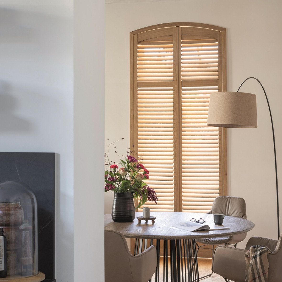 Half ronde houten shutters jaren zeventig interieur