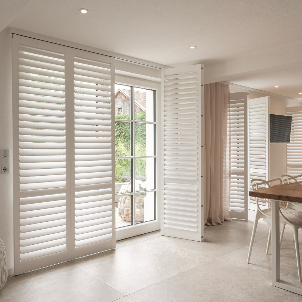 Shutters JASNO op rails woonkamer privacy