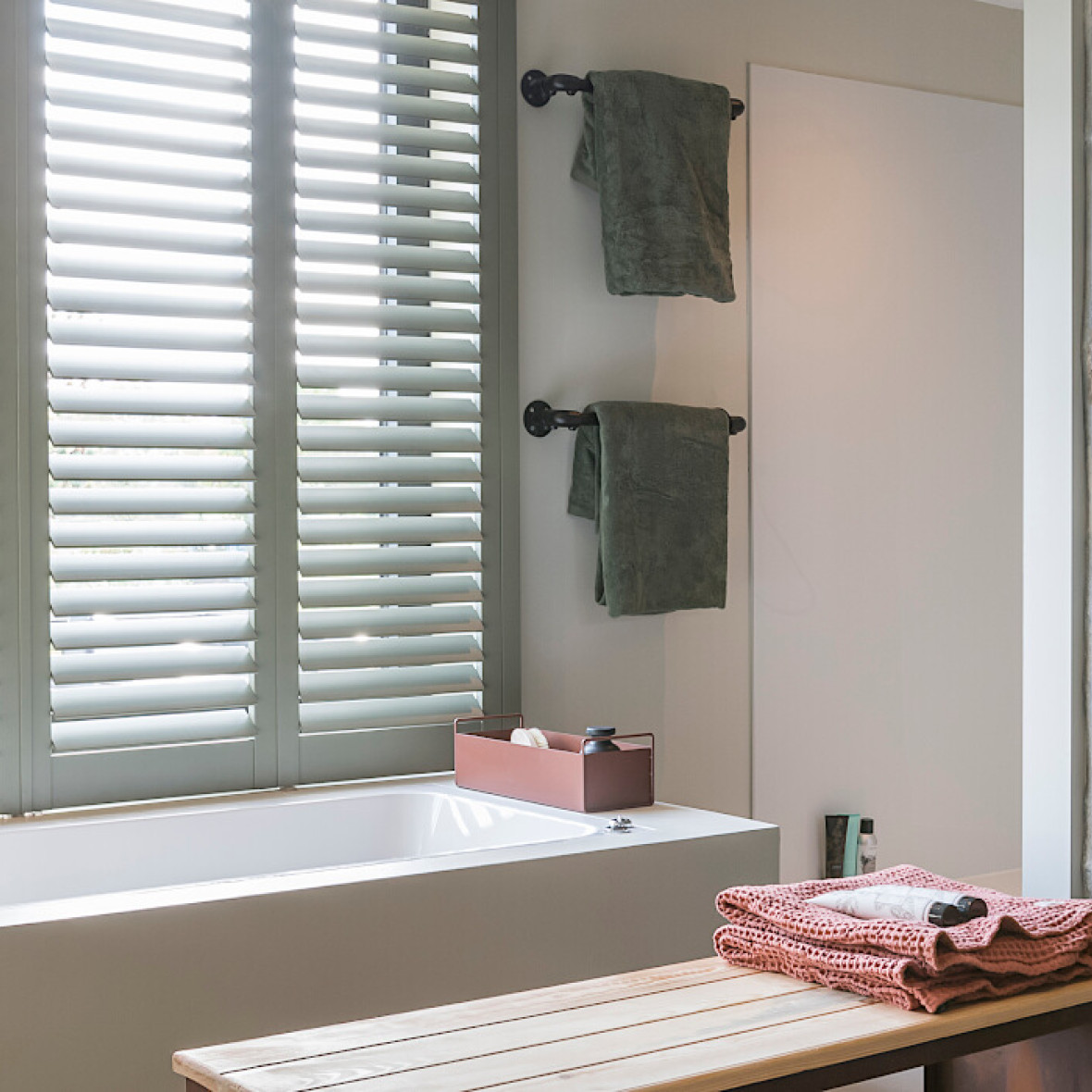  Shutters moss grey in de badkamer jumbo.jpg