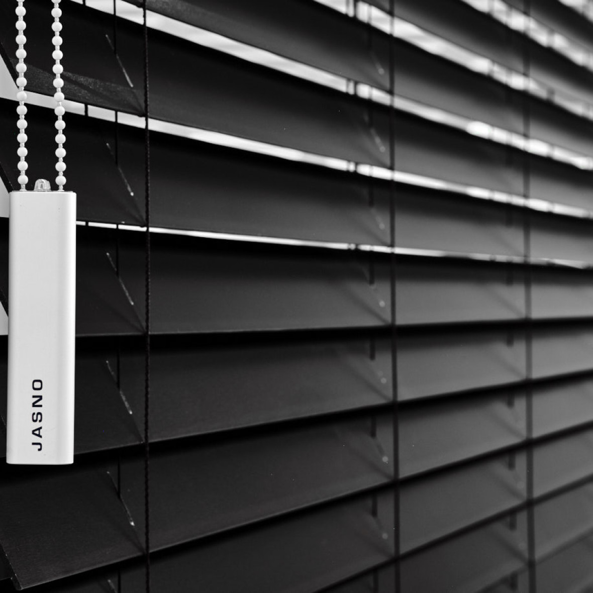 Zwarte blinds monocommando-ketting JASNO showroom