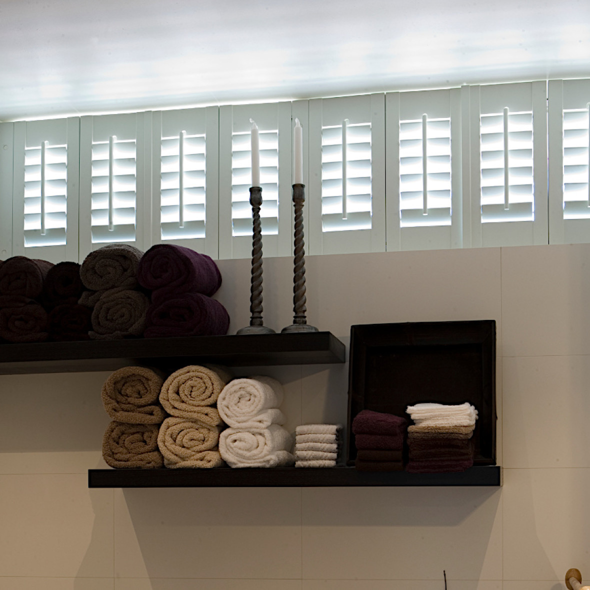  kleine ramen in de badkamer met shutters wit bedieningsstok impressie