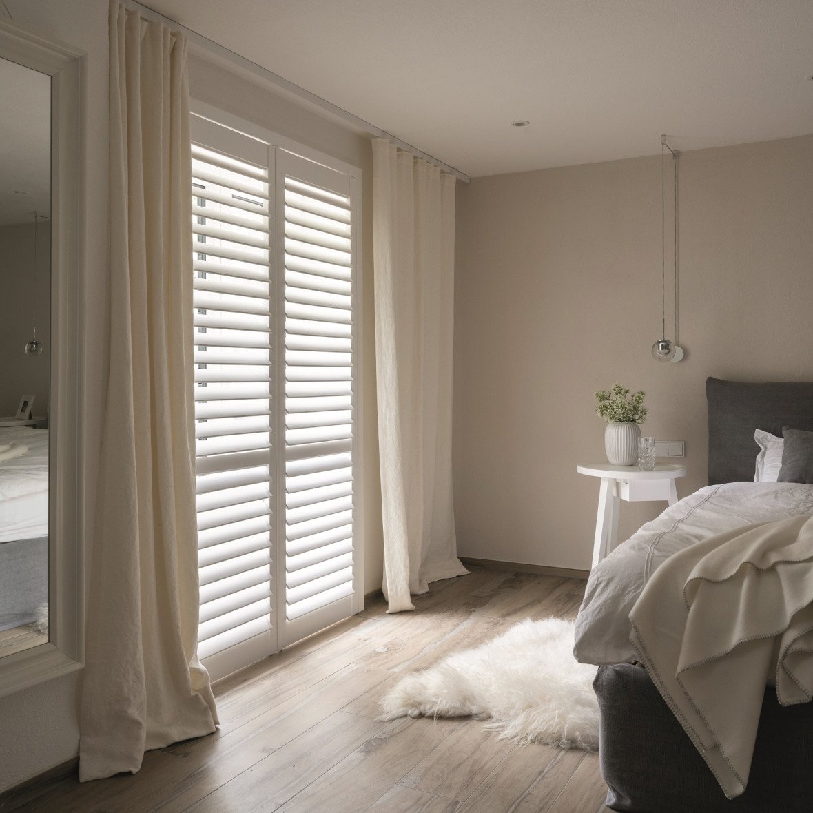 shutters slaapkamer wit met gordijnen