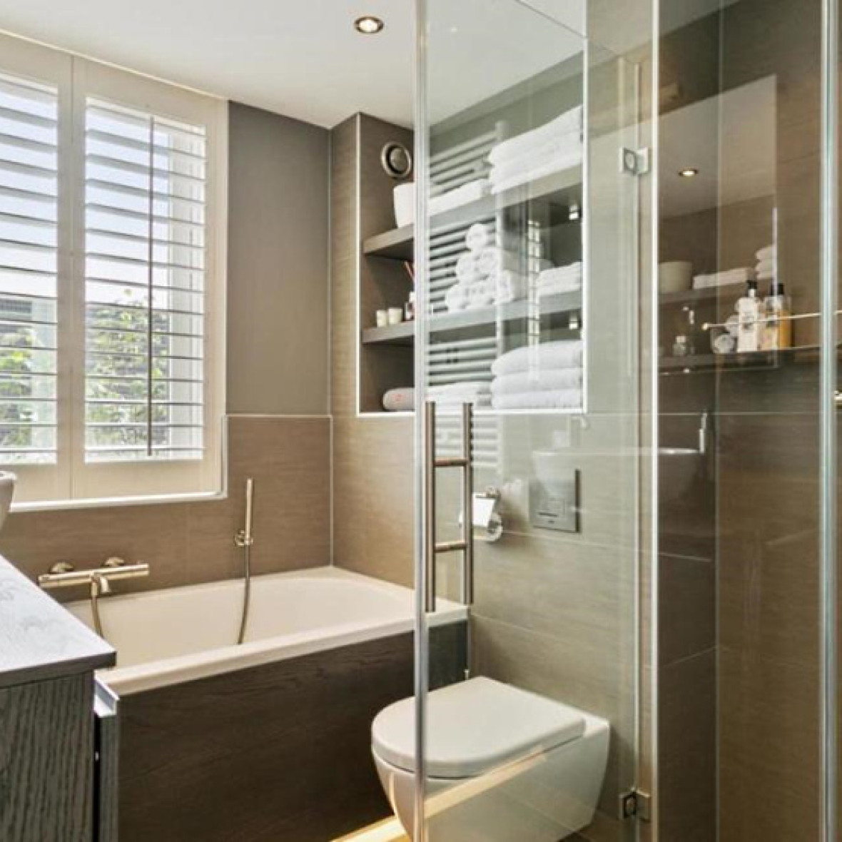 wit huis badkamer met shutters en bedieningsstok blog impressie
