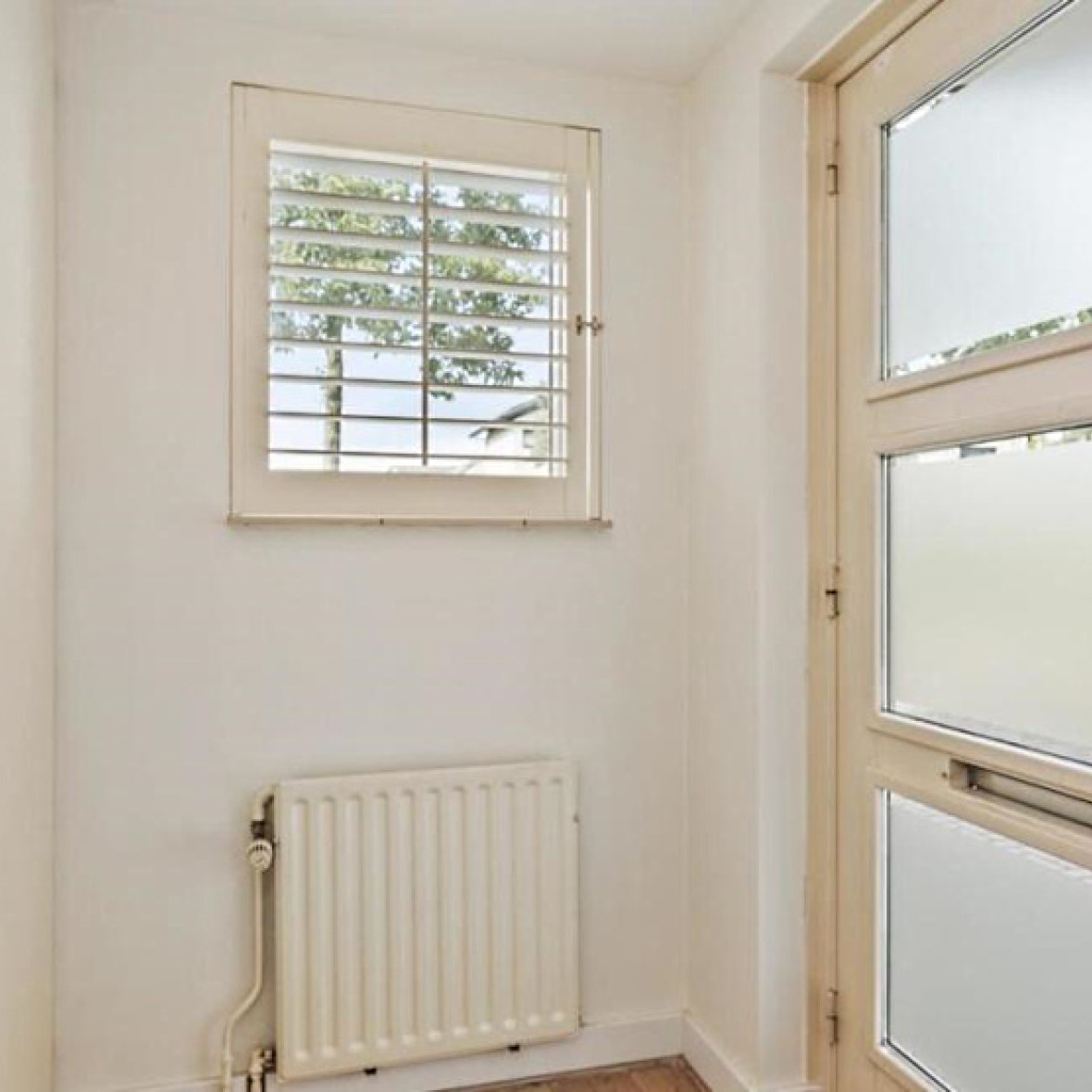 wit huis hal en voordeur met klein raam shutter blog impressie