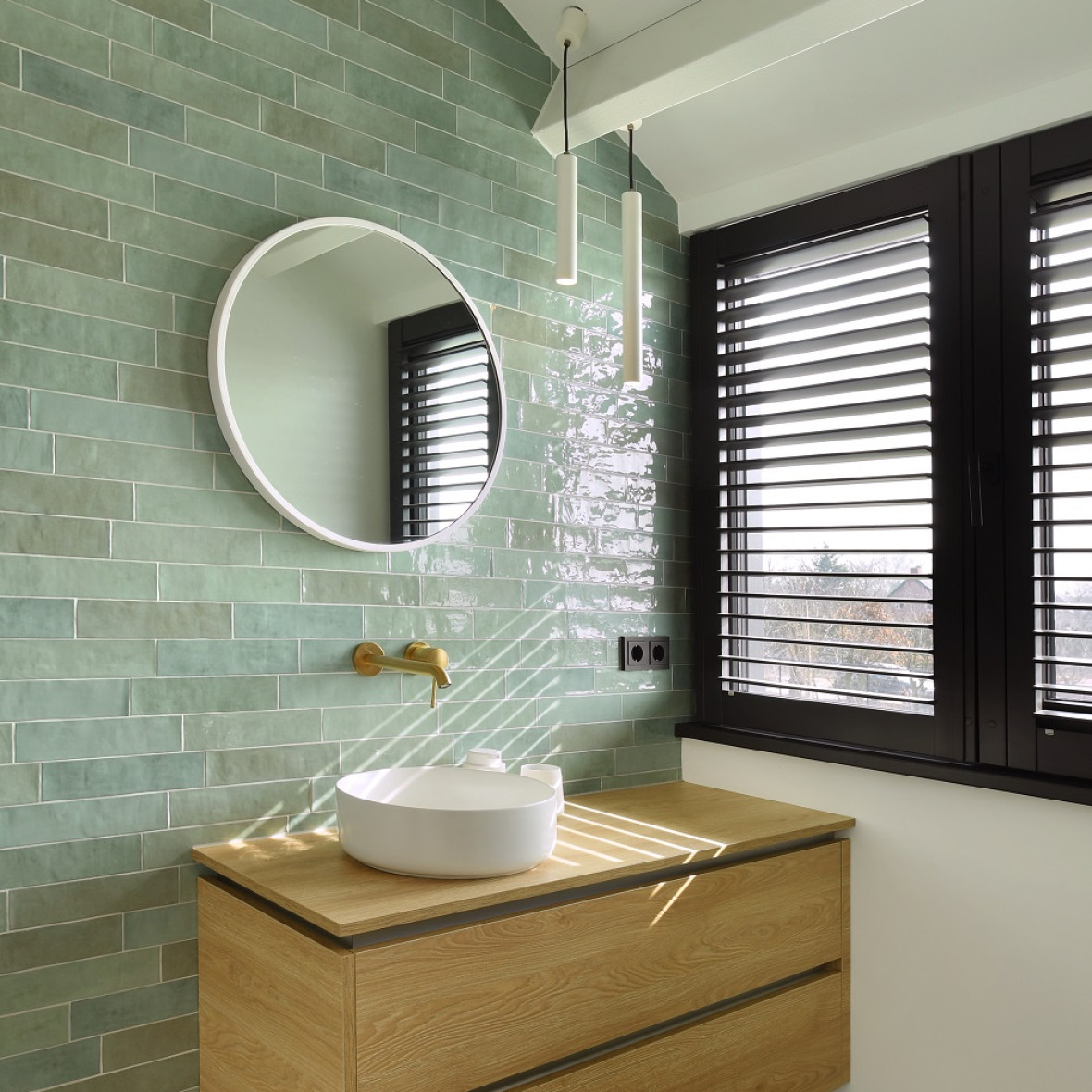 zwarte aqualine shutters badkamer