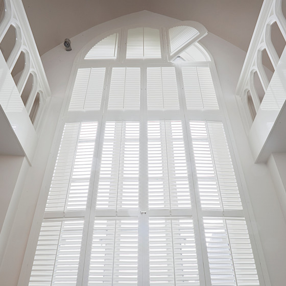 Witte shutters paterswoning getoogd raam hoog