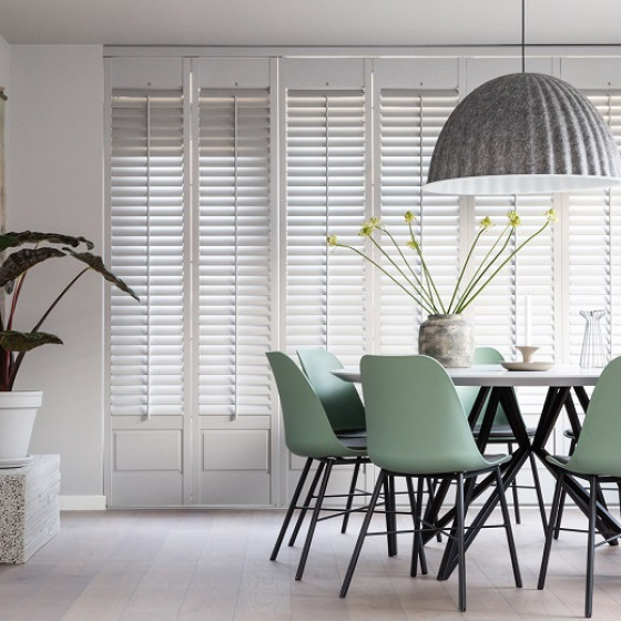 Shutters met raised panel in de eetkamer