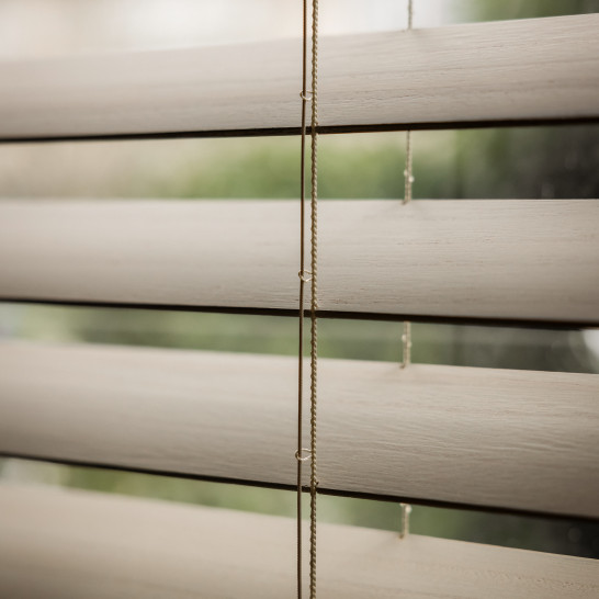 Voorschoten vtwonen JASNO blinds Old White Privacy Close Up