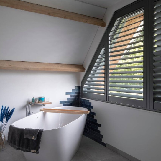 Shutters in de badkamer voor een schuin raam - zwart