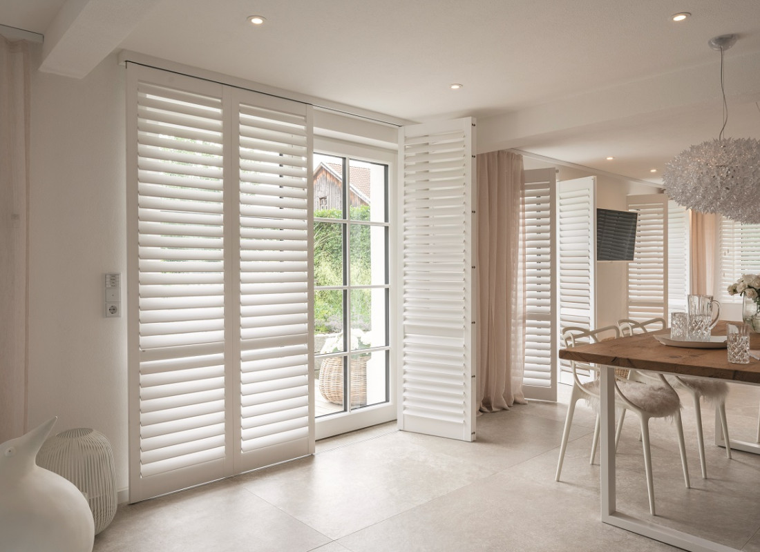 Sfeerfoto van woonkamer met houten shutters in kleur 0454 Extra White