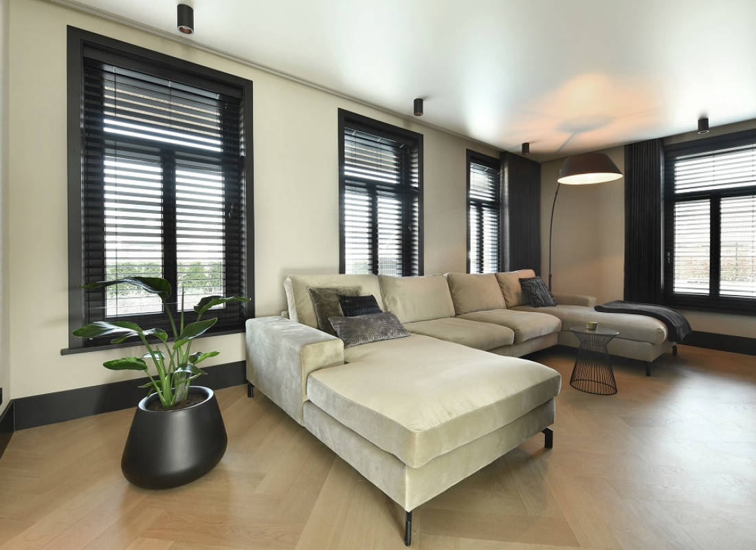 Televisiekamer zwarte blinds