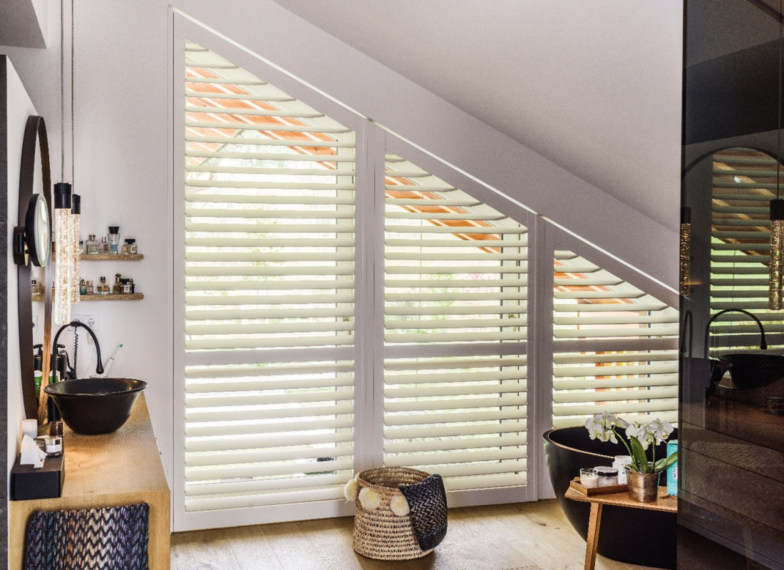 Witte shutters JASNO puntraam badkamer