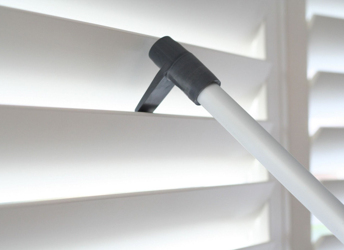 Gebruik van een telescopische bedieningsstok om lamellen te kantelen